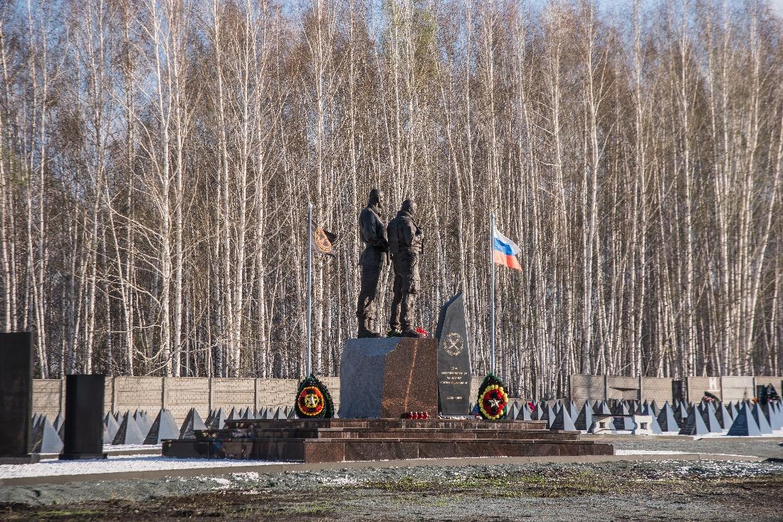 Фото Матери плачут у могил. Сотни новосибирцев собрались на Радоницу на кладбище погибших бойцов СВО 7